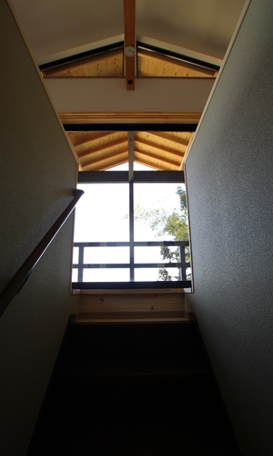 階段からデッキを見上げる