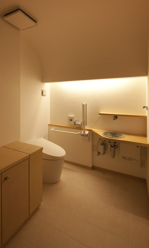 間接照明の優しいトイレ空間