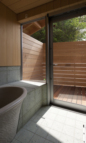 信楽焼の浴槽、浴室から出られるデッキ