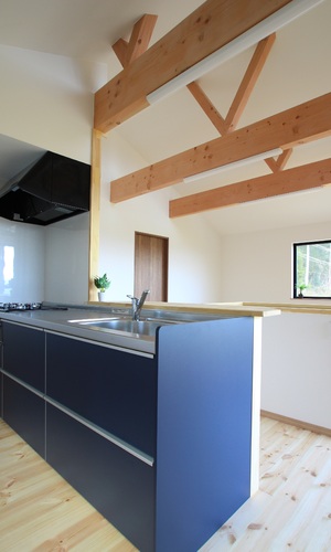 キッチンからリビングルームを見る