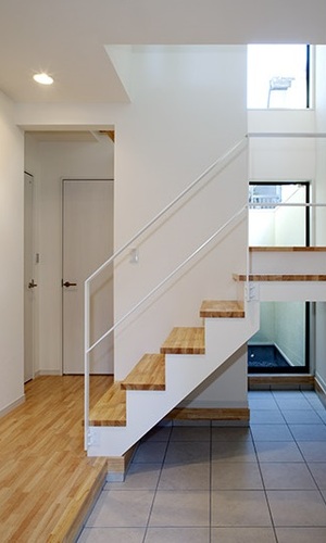 玄関に架かる2階への階段