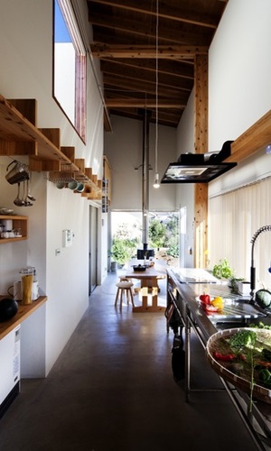 キッチンからﾀﾞｲﾆﾝｸﾞその向こうの自家菜園