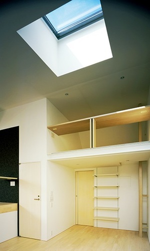 トップライトで明るい洋室
