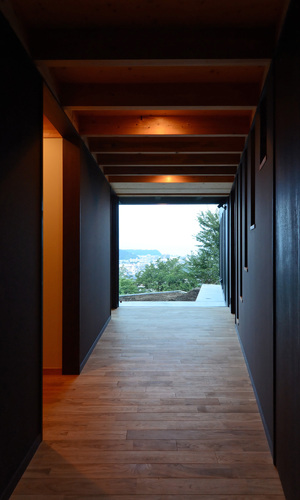 玄関正面には景色を切り取る窓