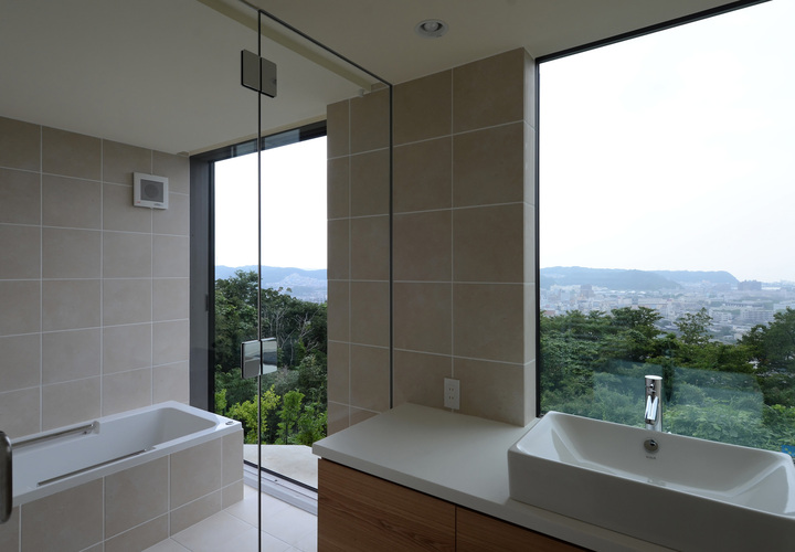 洗面・浴室からも遮るもののない眺望が得られる