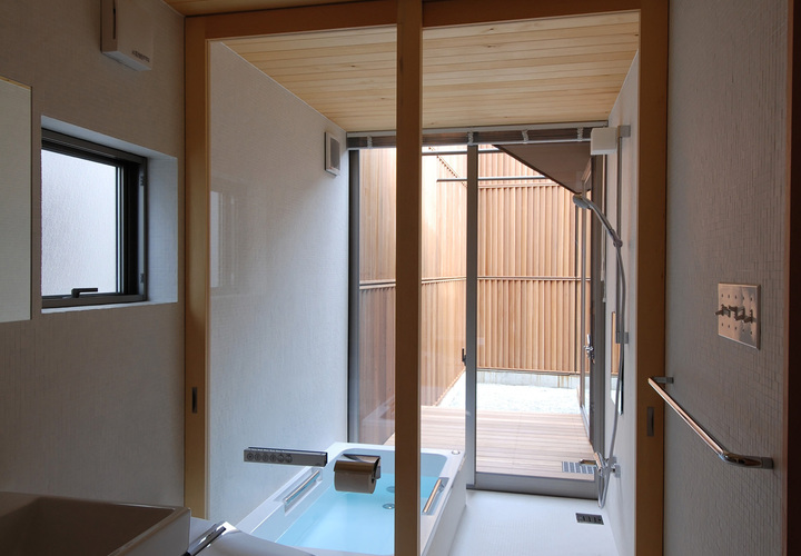 洗面・浴室から庭を望む