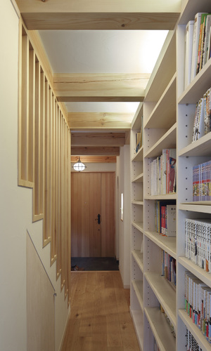 廊下には本棚もしつらえられている