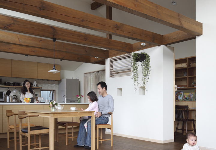 1.5層分の高さのあるリビングダイニングとワークコーナー