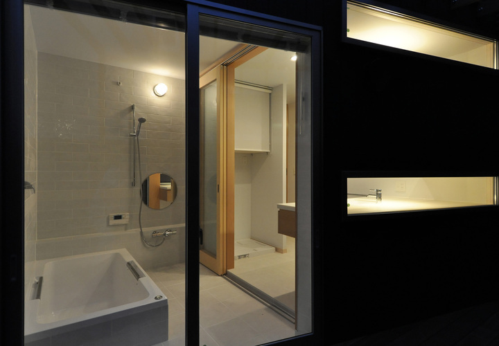 デッキテラスに面した洗面・浴室