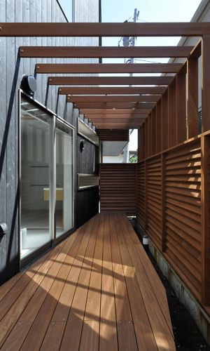 デッキテラスから浴室・洗面を見る