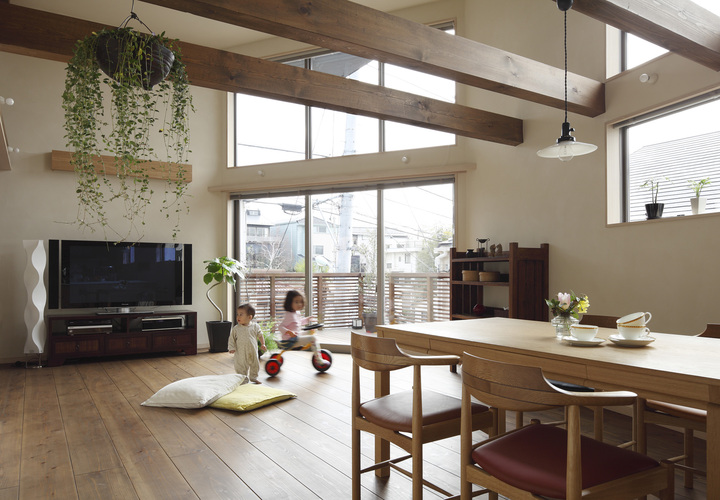 ダイニングからリビング、テラスを見る