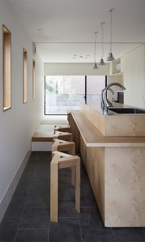 カフェカウンターのある土間から和室を見る