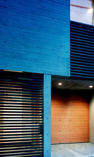 木製ルーバーと木製ガレージ扉