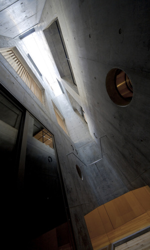 地階から光のクレバスを見上げる。