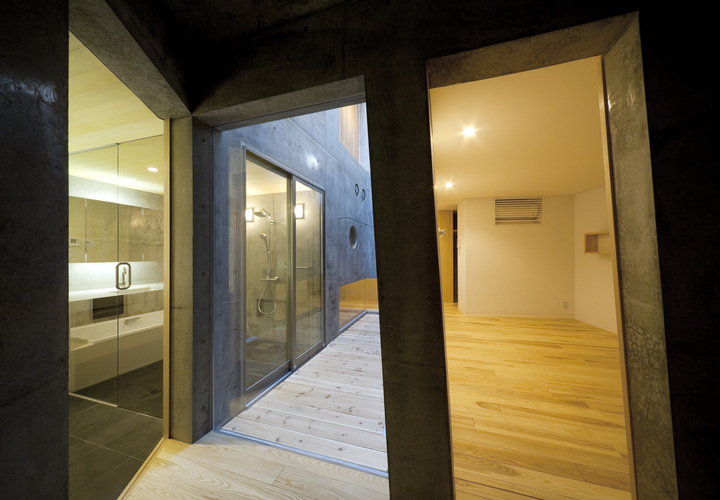 地下１階（左から浴室、光庭、寝室）