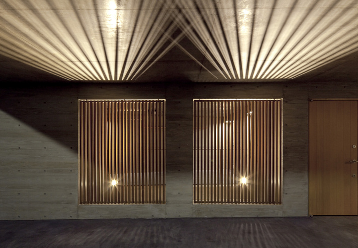 このルーバー越しに光のクレバス（光庭）がある