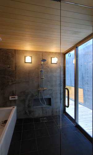 光庭に面する浴室