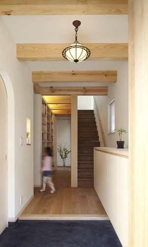 玄関から廊下・階段を見る