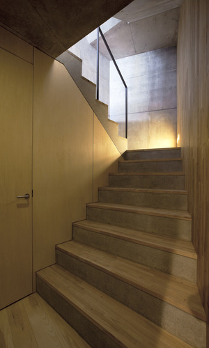 地階から１階へ上がる階段