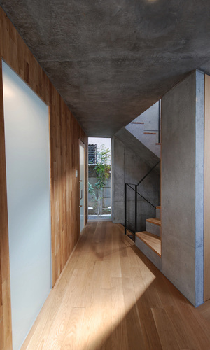 玄関ホールと階段