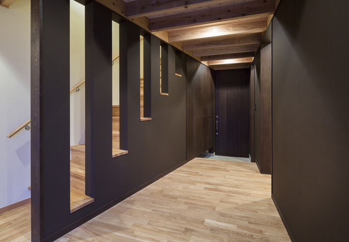 玄関見返し。左は階段。