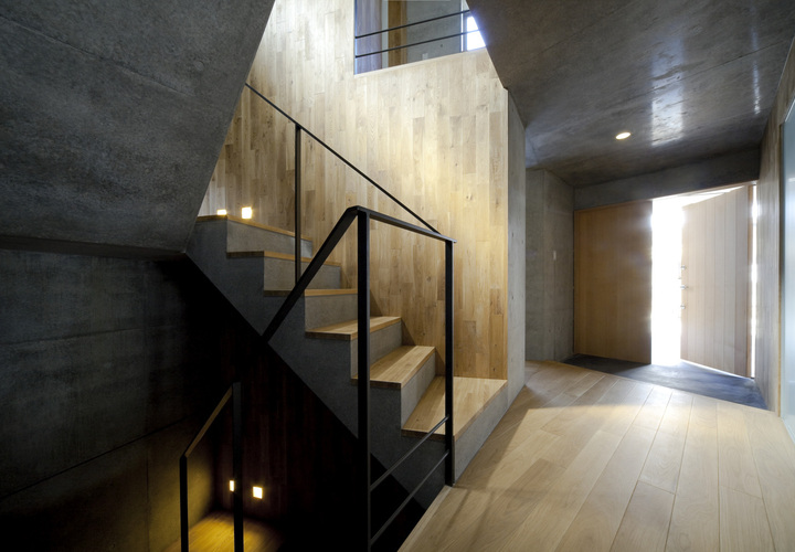 玄関ホールと階段（玄関見返し）