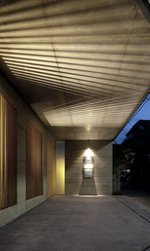 アプローチ、カーポート夜景