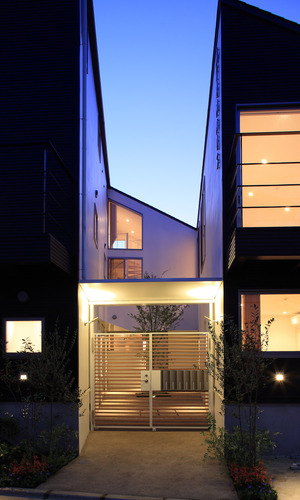 奥に広がる不思議なパースペクティブを持つ中庭