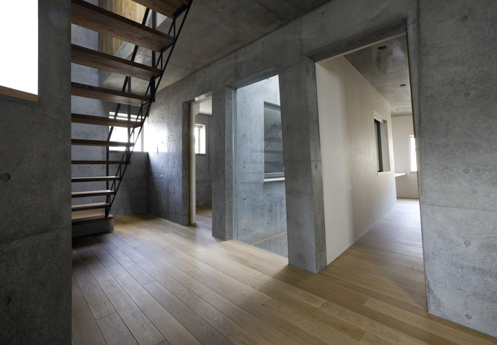 ２階階段ホール（左から個室、光庭、書斎）