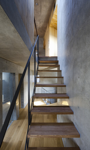 ３階へ上がる透けた階段