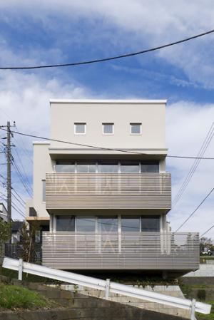 擁壁の上に建つちいさな家