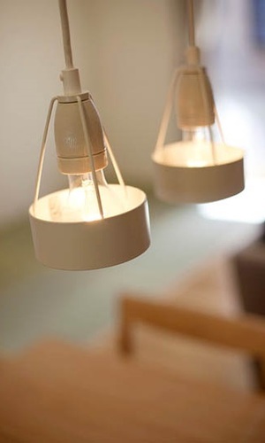 ダイニングを優しく照らす2つの照明