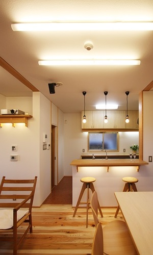間接照明で雰囲気作るリビングダイニング