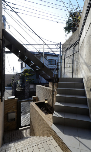 新設された子世帯の階段