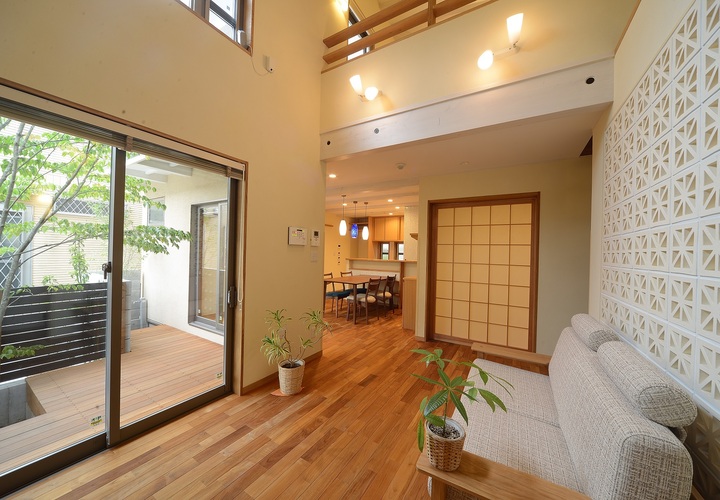 庭に面する居間