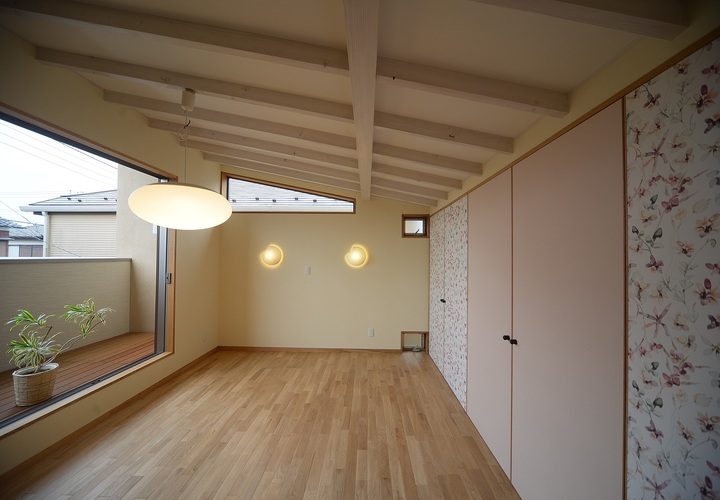 梁と垂木を表した天井（寝室）