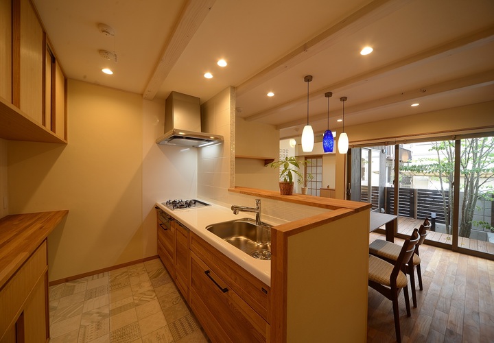 中庭が見えるキッチン