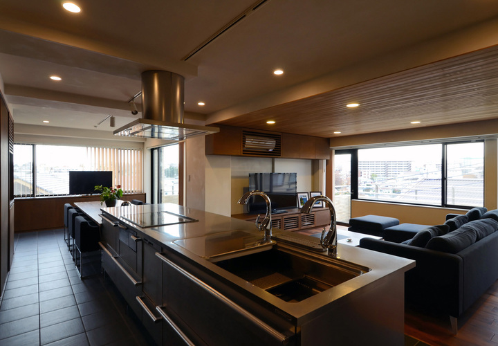 キッチンからダイニングを見る。