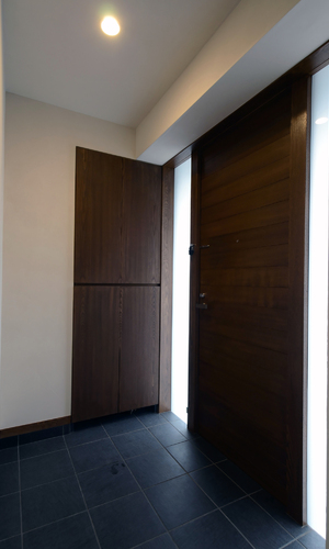 両サイドに採光用のスリットを設けた玄関ドア