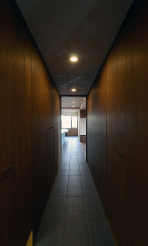 玄関からダイニングに至る部分はトンネル状のダークな空間