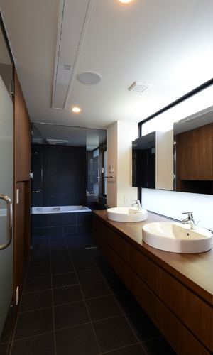 キッチンから浴室へと続くクールな水回り。