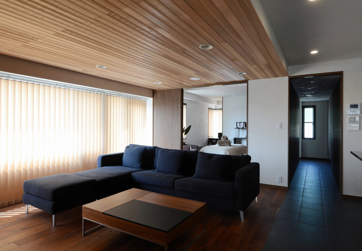 リビングから振り返って玄関を見る。