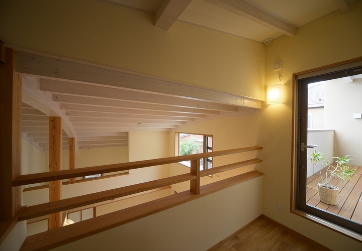 居間とつながる２階ホール