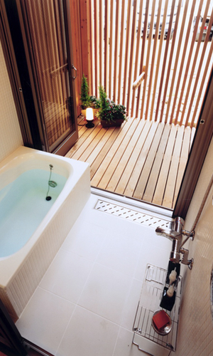 テラスに面したバスルーム