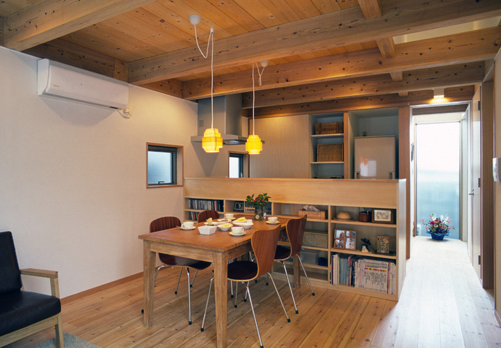 リビングからダイニングキッチンを見る