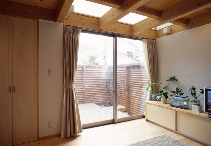 リビングからテラスを見る