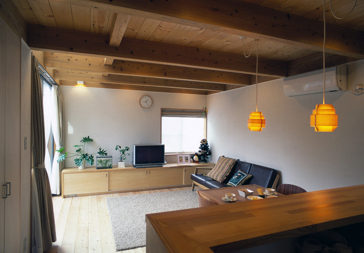 キッチンからリビングを見る