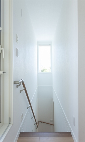 南側に大きな窓のある階段室