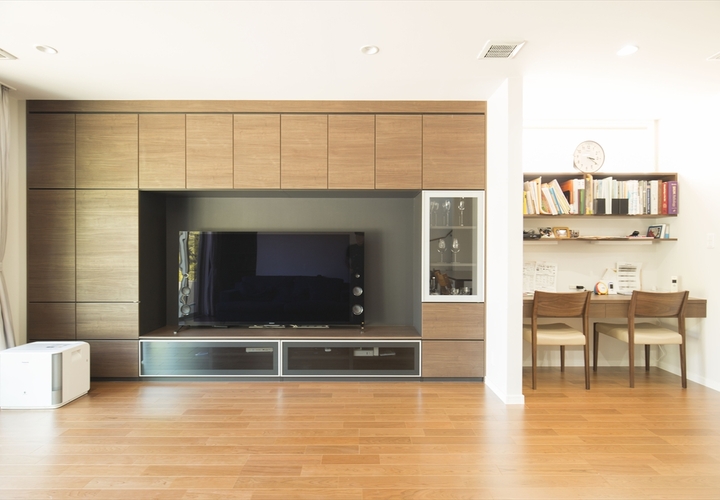 造り付けのリビング収納とスタディコーナー