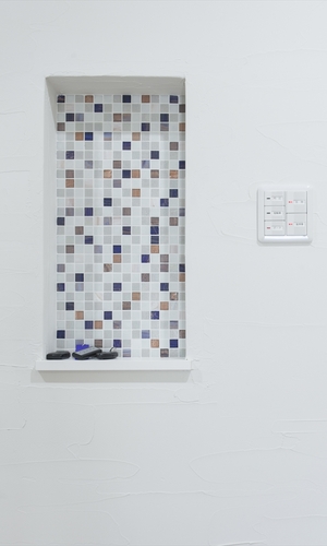 お気に入りのモザイクタイルで飾り棚